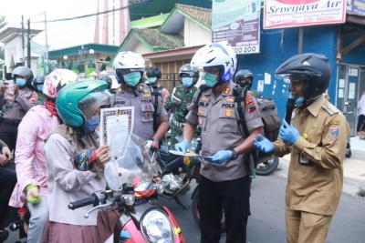 Forkopimda Sosialisasi Cegah Covid-19 di Alun-Alun dan Pasar Induk Batang