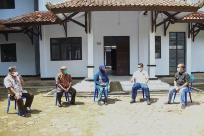 Jaga Imunitas, Bupati Batang Mulai Rakor Sambil Berjemur