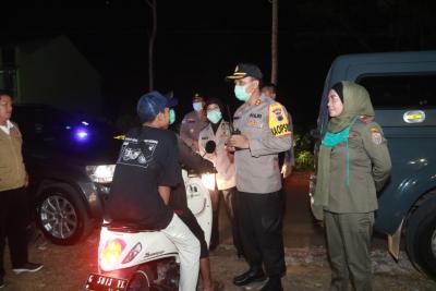 Giatkan Patroli Malam, Ingatkan Warga Tak Berkerumun