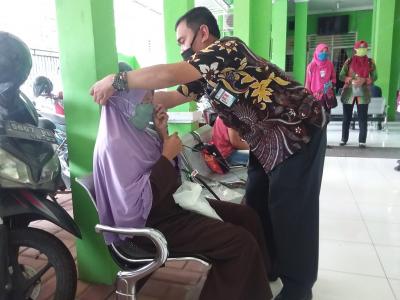 disnaker-batang-tangani-covid-19-dengan-bagikan-masker