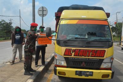 bagikan-masker-ke-sopir-truk