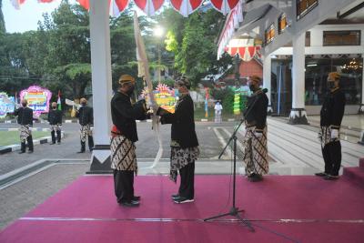 PENYERAHAN PUSAKA TOMBAK ABIRAWA