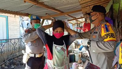 bantu-memakaikan-masker