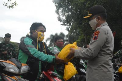 serahkan-bantuan-ke-pengemudi-ojek-online