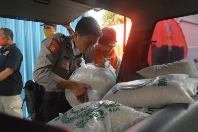 distribusikan-beras-ke-warga