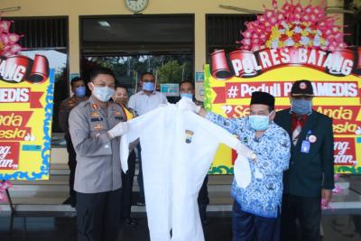 dukung-perjuangan-paramedis-polres-batang-beri-bantuan-apd