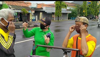 persit-kck-cabang-kodim-batang-bagikan-masker-kepada-masyarakat
