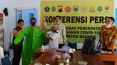 gugus-tugas-terima-bantuan-hazmat-dan-masker-medis-dari-ika-undip