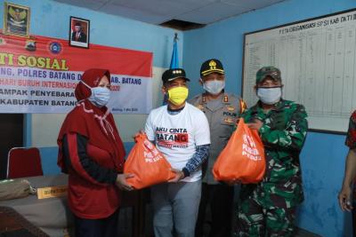 peringati-hari-buruh-bupati-batang-bagi-paket-sembako