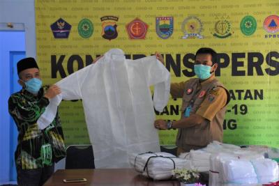 wakil-bupati-batang-terima-bantuan-apd-dari-dpc-ppp