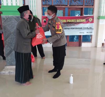 berikan-tali-asih-ke-takmir-masjid