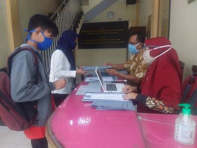 pelajar-sma-terima-skl-dengan-tetap-menerapkan-protokol-kesehatan