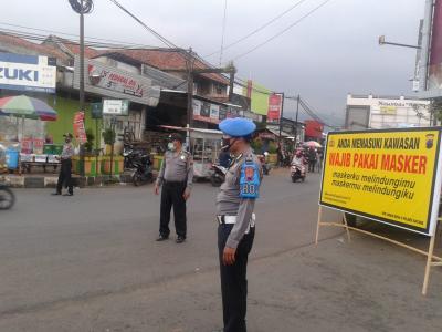 Polsek dan Koramil Limpung Edukasi Warga Gunakan Masker