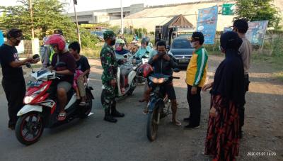 danramil-gringsing-bagikan-masker-kepada-warga