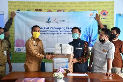 bupati-batang-wihaji-terima-bantuan-apd-dari-dpr-ri