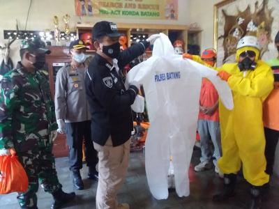 lindungi-relawan-polda-jateng-dan-polres-batang-bagikan-apd