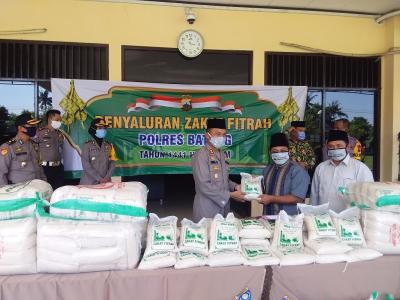 kapolres-batang-bagikan-zakat-lebih-awal-kepada-dhuafa
