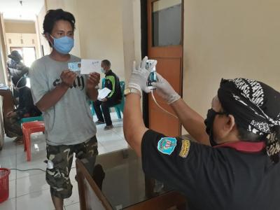 822-kk-di-kecamatan-kandeman-terima-bst-pemda-kabupaten-batang
