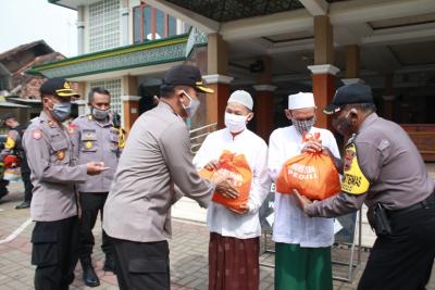 kapolres-batang-gelar-baksos-di-tempat-ibadah