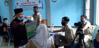 inovasi-digital-kecamatan-limpung-batang-saat-salurkan-bst-kepada-706-kk