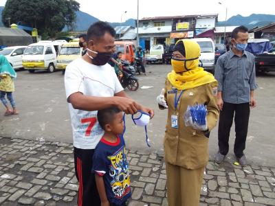 BAGIKAN MASKER KEPADA WARGA
