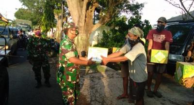 jelang-lebaran-dandim-batang-bagikan-ratusan-bingkisan-bagi-terdampak-covid-19
