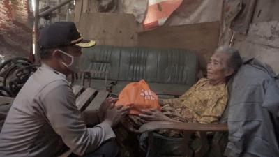 jelang-lebaran-kapolres-batang-bagikan-sembako-untuk-kaum-duafa