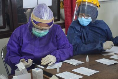 teteskan-darah-ke-rapid-test