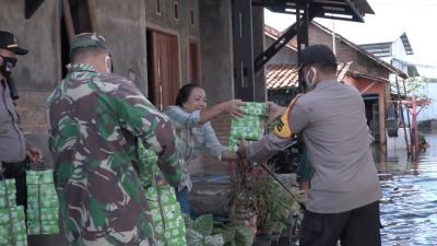 aksi-peduli-tni-polri-pada-warga-terdampak-rob-tuai-pujian-warganet