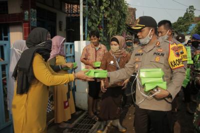 tni-polri-peduli-warga-terdampak-banjir-rob-di-batang