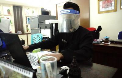 KENAKAN APD SAAT BEKERJA