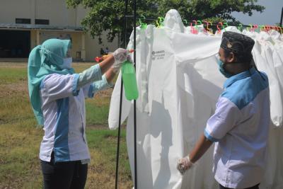 SEMPROT BAJU APD DENGAN DESINFEKTAN   