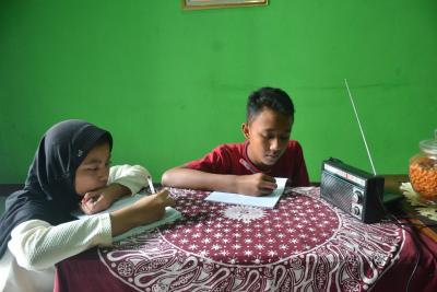 siswa-smp-4-batang-antusias-ikuti-pembelajaran-lewat-radio-lppl-abirawa-fm