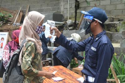 CEK SUHU BADAN SEBELUM MASUK RESTORAN