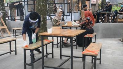 BERSIHKAN DENGAN DESINFEKTAN