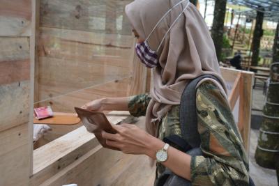 PEMBAYARAN DENGAN di ATAS PENAMPAN KECIL