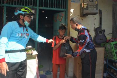 berikan-paket-sembako-bagi-terdampak-covid-19