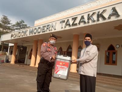 Cegah Covid-19, Polres Batang Serahkan Puluhan Wastafel
