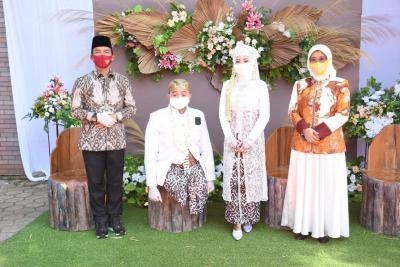 New Normal, Bupati Batang Jadi Saksi Nikah Guru Disabilitas