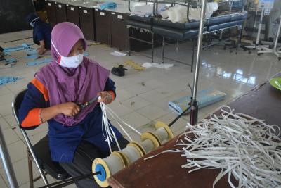 MEMOTONG TALI MASKER