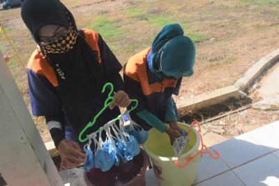 CUCI MASKER DENGAN DISINFEKTAN