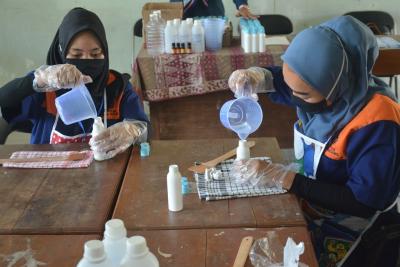 MEMASUKKAN CAIRAN HAND SANITIZER ke DALAMBOTOL