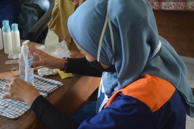 MENEMPELKAN LOGO KEMNAKER PADA BOTOL