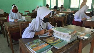 siswa-meminjam-buku-ke-sekolahan