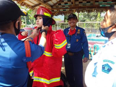 mengenakan-pelindung-diri-saat-simulasi