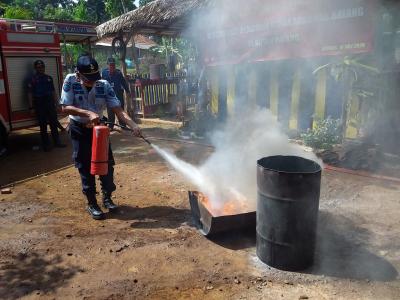 padamkan-api-dengan-apar