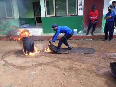 praktik-teknik-memadamkan-api