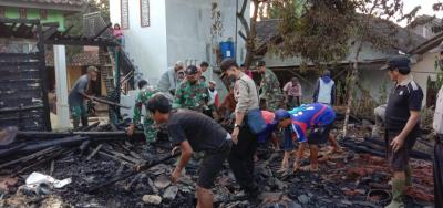 Bersihkan Puing Korban Si Jago Merah
