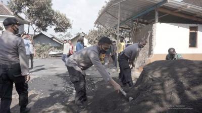 Kesigapan Polres Batang Bantu Bangun Kembali Rumah Terdampak Kebakaran