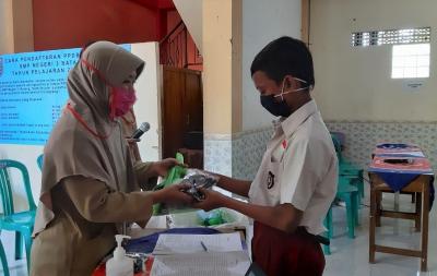 bagikan-seragam-sekolah